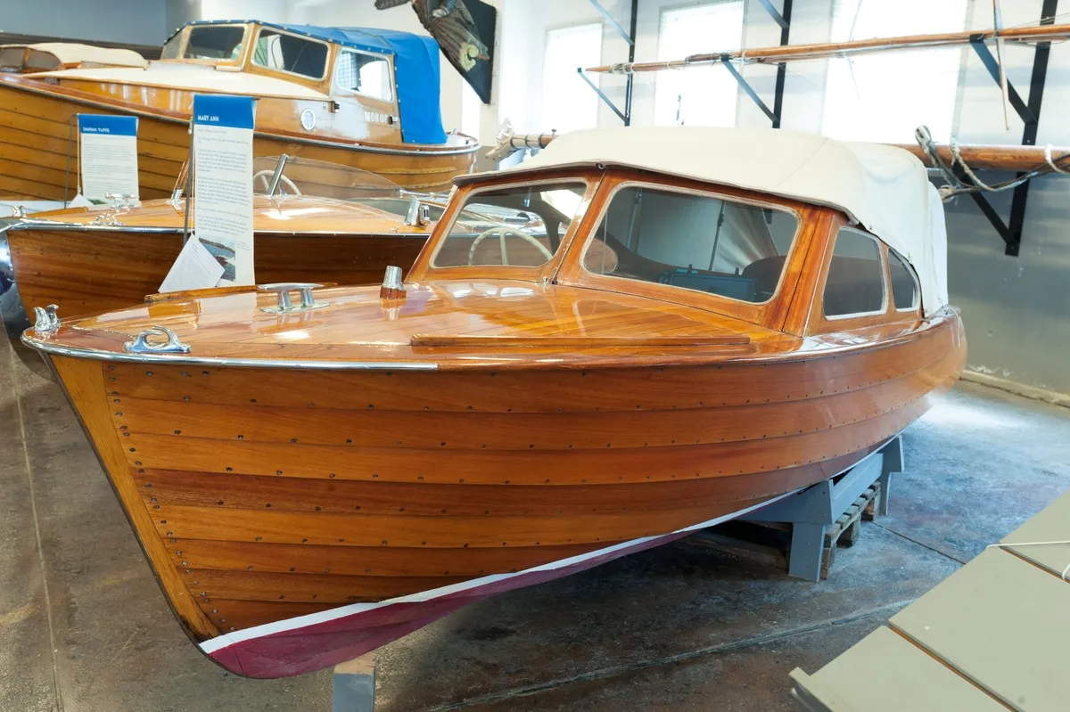 Underhåll av en mahognybåt