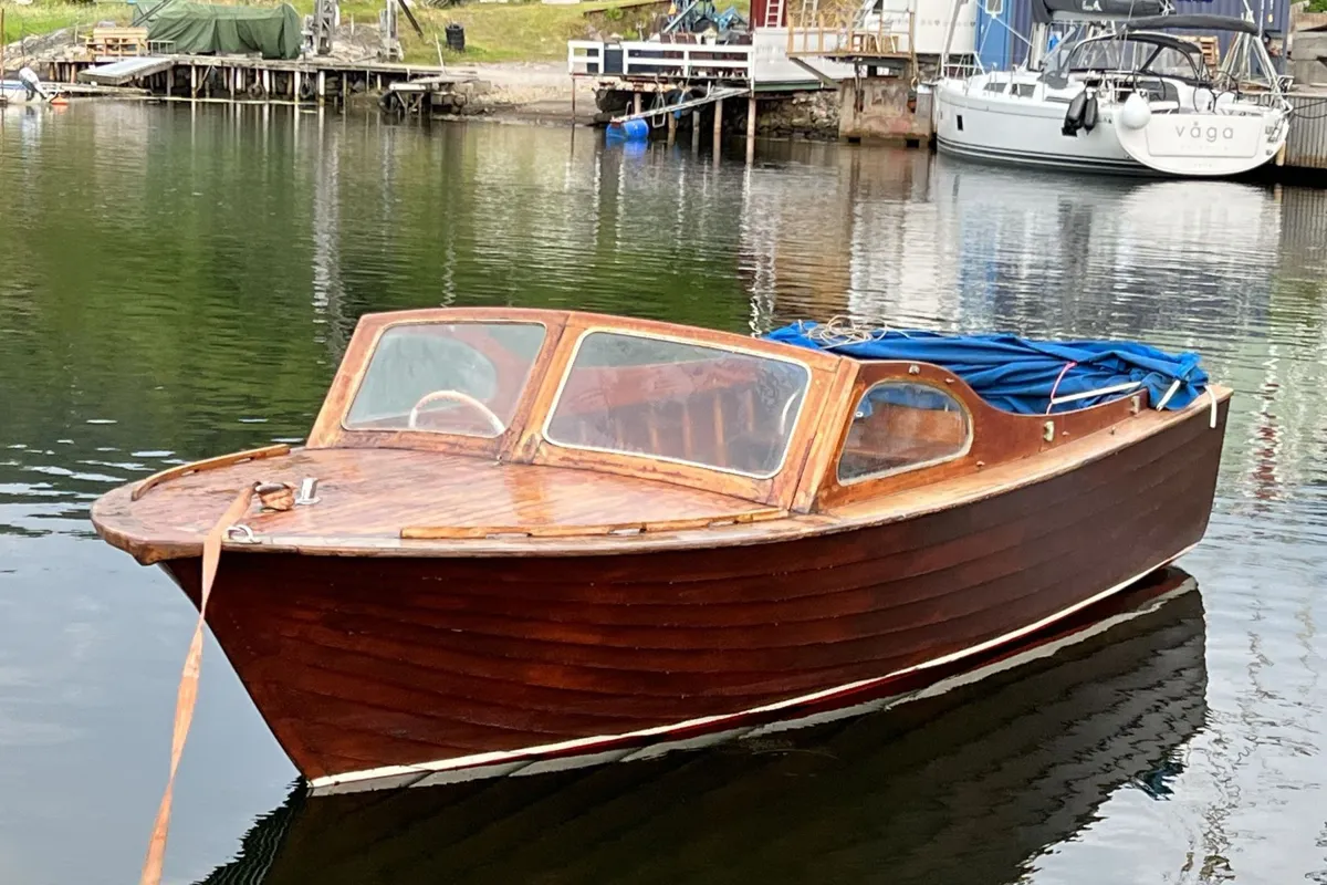 Träbåt i mahogny
