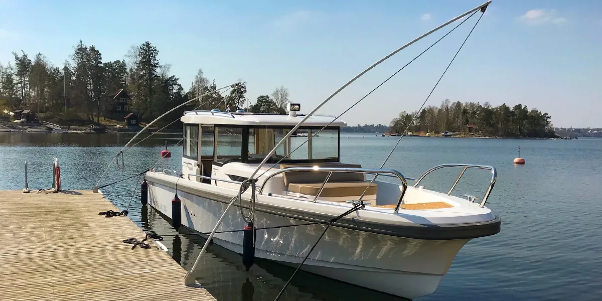 Så förtöjer du båt vid brygga på rätt sätt