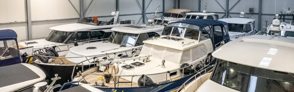 Skillnaden mellan vinterförvaring av båt inomhus och utomhus