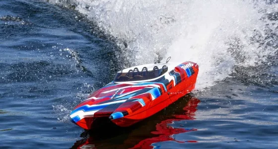 Radiostyrd båt som hobby för både barn och vuxna