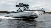 Tom båtplats i marina under gyllene timmen, väntar på ny båt