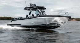 Tom båtplats i marina under gyllene timmen, väntar på ny båt