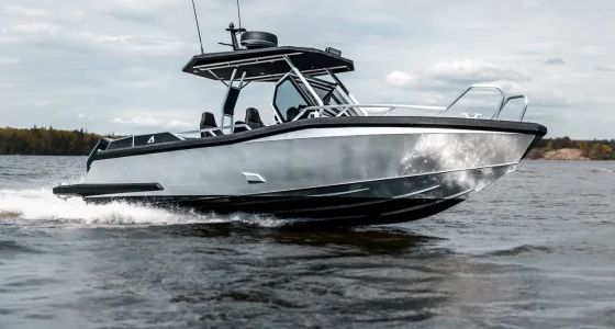 Tom båtplats i marina under gyllene timmen, väntar på ny båt