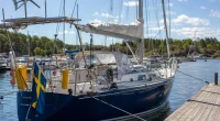 Oceangående segelbåt förtöjd vid svensk marina, riggad för långsegling