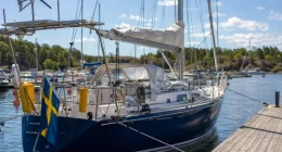 Oceangående segelbåt förtöjd vid svensk marina, riggad för långsegling