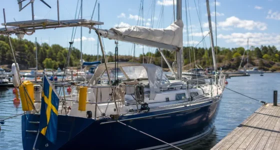 Oceangående segelbåt förtöjd vid svensk marina, riggad för långsegling